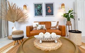 Boho Bliss In The Best Position In Town, King Bed, 2 Pools, Free Wifi And Undercover Parking